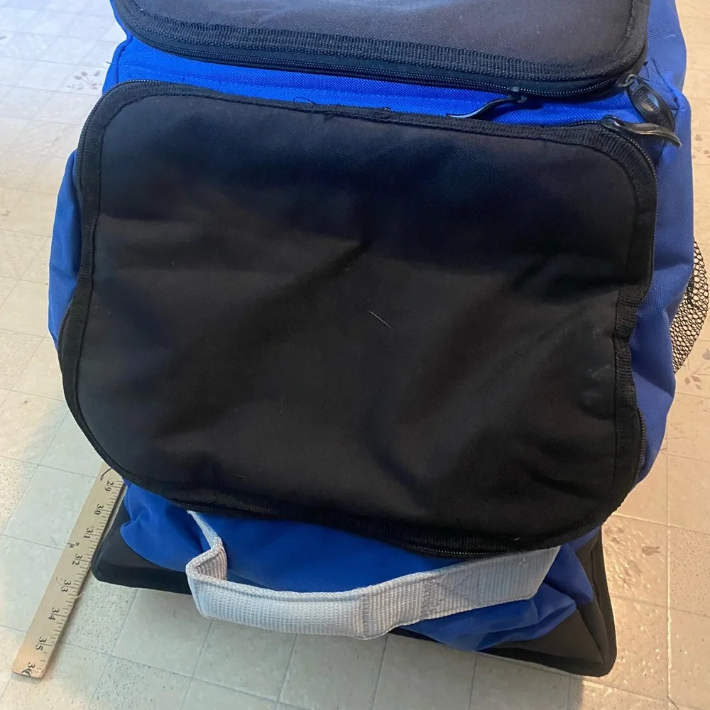 Rubbermaid Blue and Black Garment/Sports Bag with Durable Design
